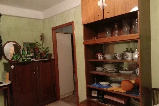Комната светлая, два окна.